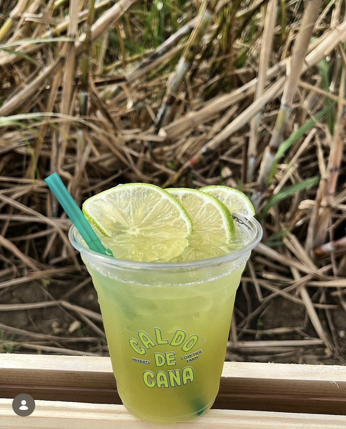 Green Caldo de Cana drink with lime