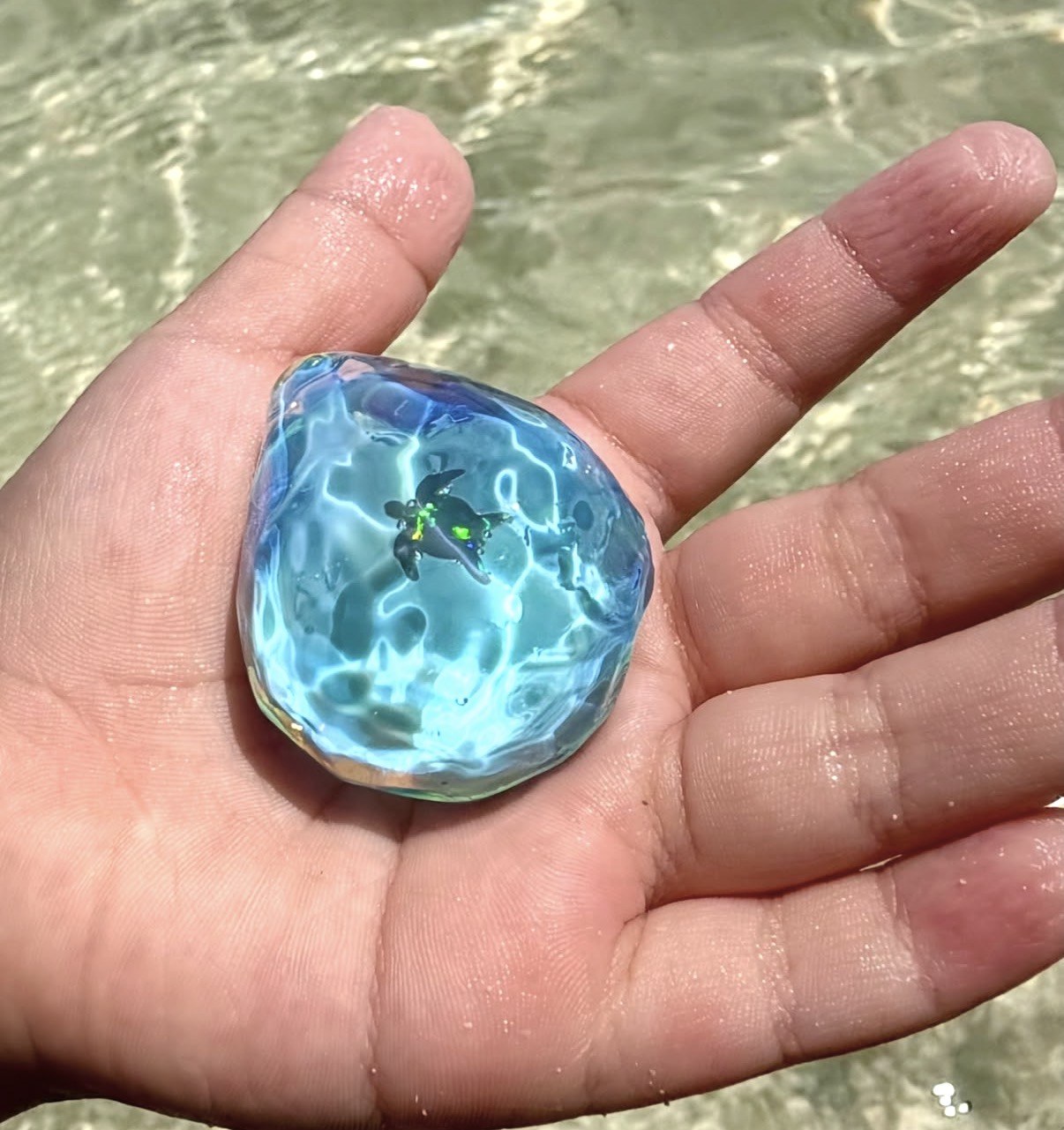 Blue Guru Guru Glass pendant in clear Miyakojima water