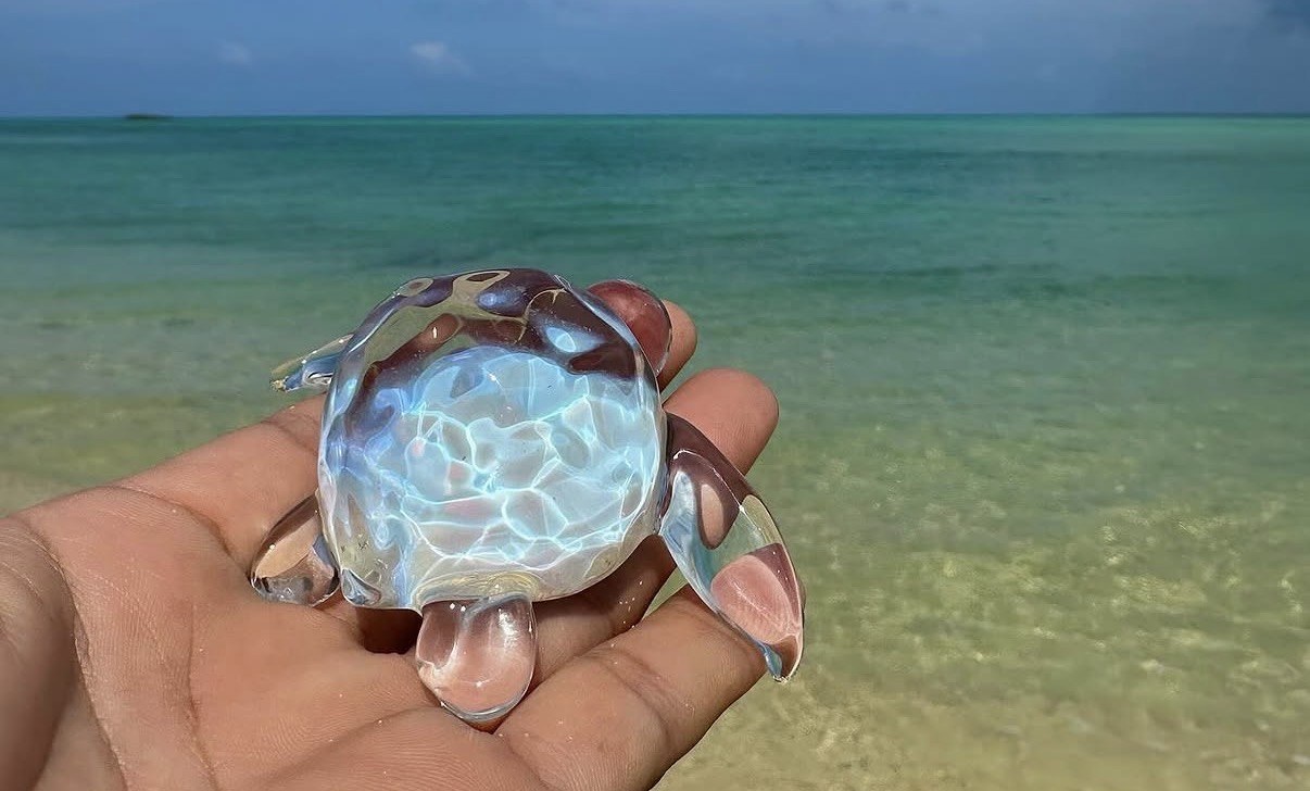 Glass turtle held by the Miyakojima sea